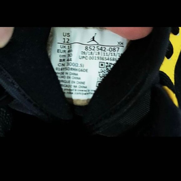 Jordan 1 Mid Black Amarillo Orange - Picture 3 of 6